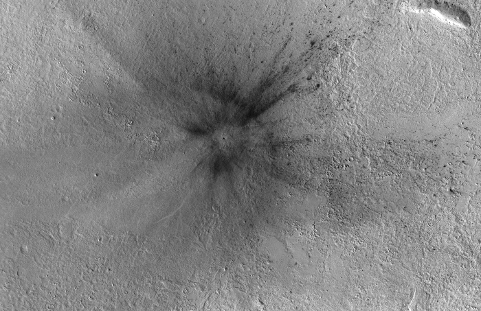 Die Context Camera an Bord des Mars Reconnaissance Orbiter nahm diese Vorher-Nachher-Bilder des Kraters durch den Meteoriteneinschlag vom 24. Dezember 2021 auf. (Bild: NASA/JPL-Caltech/MSSS)